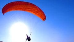 Accident teribil în Constanţa. A căzut cu parapanta pe un stâlp de înaltă tensiune