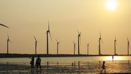 România face pași repezi către trecerea la energia verde. Anunțul premierului Marcel Ciolacu