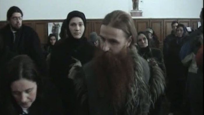 Călugărul exorcist de la Tanacu duce o viață de pustnic, înconjurat de foste măicuțe