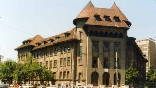 Profesorul de istorie de la "Iulia Haşdeu'' care obliga elevii să-i cumpere o carte, suspendat