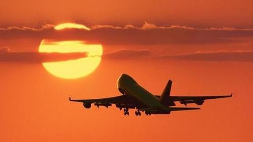 Huzur bugetar la Autoritatea Aeronautică Civilă. Indemnizații triplate de la an la an, sute de mii de lei pentru șefi