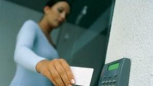 Angajatorii te spionează când vii și pleci de la serviciu. LEGEA îi obligă să facă asta