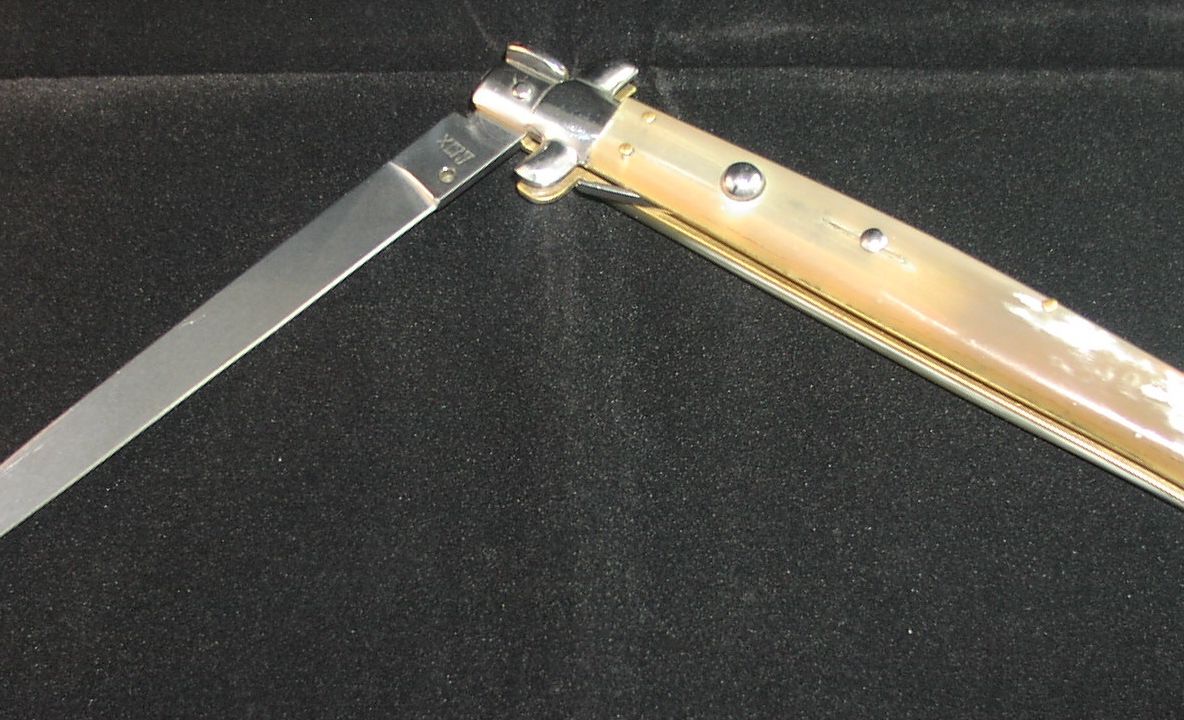 PANICĂ într-un autobuz 104! Călătorii, amenințați cu un briceag de un bărbat băut. Au intervenit jandarmii VIDEO