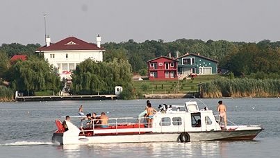 Legea Junglei în Delta Dunării! Patronii unui hotel de lux interzic autorităților să îi controleze