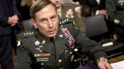 Petraeus: SUA nu trebuie să se transforme într-o "forţă aeriană pentru miliţii şiite" din Irak