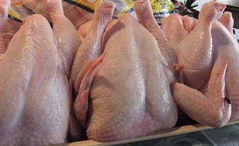 Avertisment britanic. Nu mai spălaţi carnea de pui înainte de preparare 