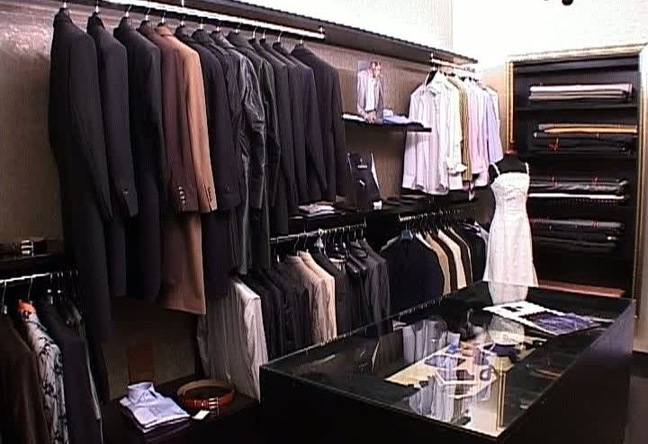 Ultimul trend în modă: costumul bărbătesc din stofă cu fir de aur