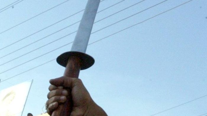 Incident șocant, într-o benzinărie din Brăila. Trei persoane rănite, în urma unui conflict cu săbii între două clanuri rivale