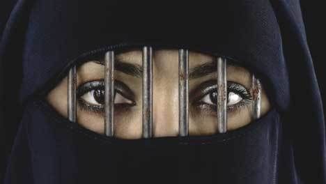 Ce implică preluarea puterii în Afganistan de către talibani. Restricții absurde și pedepse inumane pentru femei