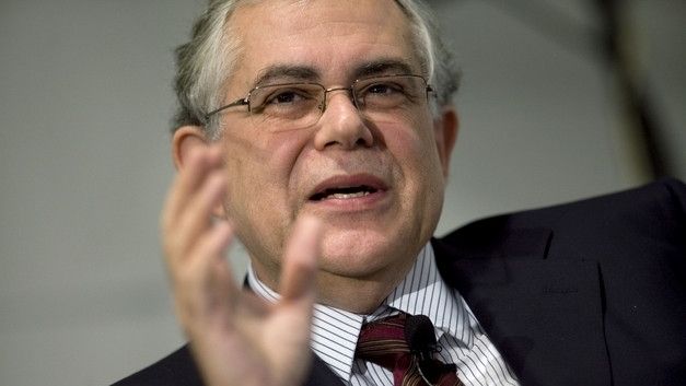 Fostul premier al Greciei, Lucas Papademos, rănit într-o explozie la Atena