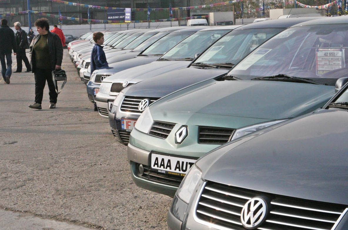 Românii cumpără tot mai multe mașini second hand din Occident