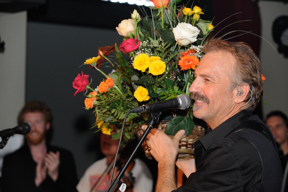 Kevin Costner îşi serbează aniversarea a 59 de ani la Disneyland