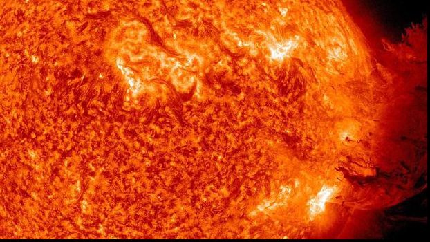 O puternică furtună solară se apropie de Pământ