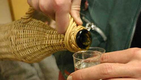 Efecte nebănuite. Motivul pentru care trebuie să bei și tu țuică fiartă