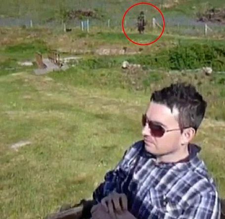 Apariție stranie: Ce a descoperit un tânăr în filmarea de vacanţă