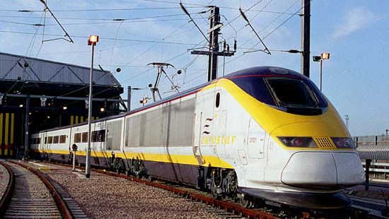 TREN EUROSTAR cu 450 de pasageri la bord, blocat timp de trei ore după ce a lovit un cerb