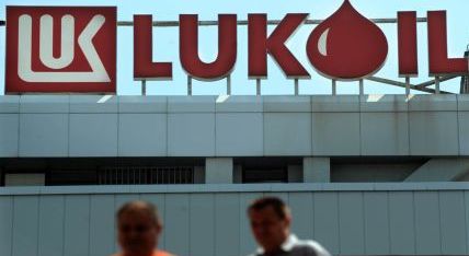 Lukoil și-a vândut luni rețeaua de benzinării din trei țări