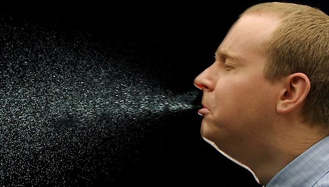 Terifiant - un bărbat a ajuns la Urgenţă, cu gâtul rupt, pentru că s-a ABŢINUT să strănute