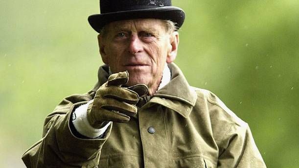 Prinţul Philip a suportat o intervenţie chirurgicală minoră la mâna dreaptă