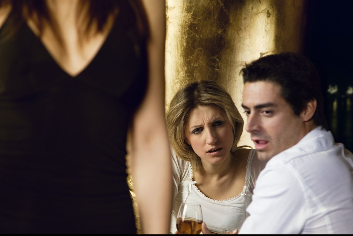 Semne de posesivitate nesănătoase, de la partener. De cine să te fereşti