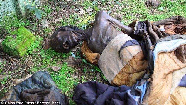 FOTO Descoperirea care i-a îngrozit pe hoţii de morminte 