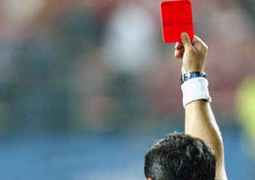 Gest incredibil al unui fotbalist, înainte de a intra pe gazon. A primit cartonașul roșu!