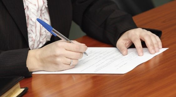 Scandalul eliberării certificatelor false de moștenitor: 3 notari publici, urmăriţi pentru abuz în serviciu. 4 persoane fizice, reţinute 