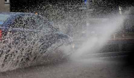 Ploaie torenţială pe A2 Bucureşti-Constanţa şi A4 Ovidiu-Agigea! Risc de acvaplanare