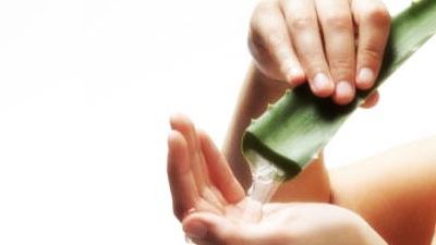 Trucuri minune pentru frumuseţe! Ce se întamplă dacă aplici aloe vera în jurul ochilor