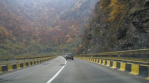 Căderi de pietre pe DN7, la Calimăneşti. Circulaţia este oprită