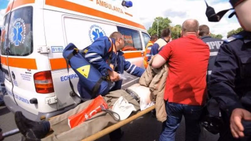 Un bărbat din Vaslui este în stare gravă după ce o remorcă s-a răsturnat peste el