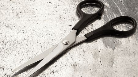 Caz șocant. Un bărbat i-a tăiat limba soției, pentru că a divorțat de el