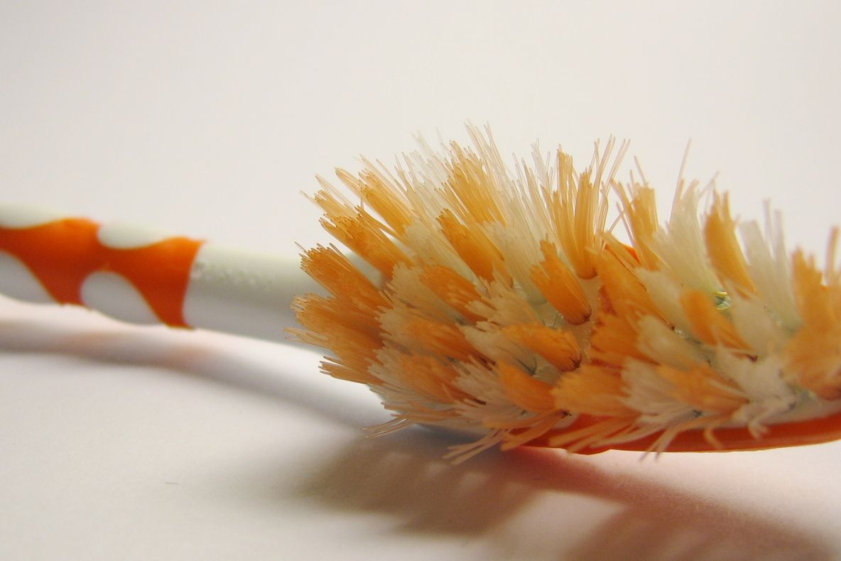 Studiu ULUITOR. Ce riscă bărbaţii care nu se spală regulat pe dinţi