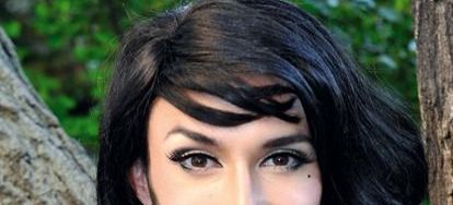 Priveşte-o bine pe această tânără. Cu siguranţă îţi plac ochii ei, însă un DETALIU te va îngrozi