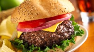 Au testat carnea de la bugerii din restaurante. Le-a venit să vomite când au văzut rezultatele