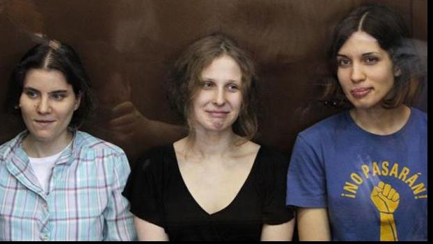 Maria Alehina, membră a trupei Pussy Riot, a fugit din Rusia, deși se afla sub supravegherea poliției