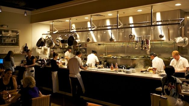 Servirea mesei în restaurantele și barurile în spații închise, INTERZISĂ în California. Cât timp este valabilă măsura