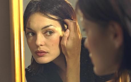 Atenţie la faţa ta! Ce afecţiuni poţi depista privindu-te în oglindă