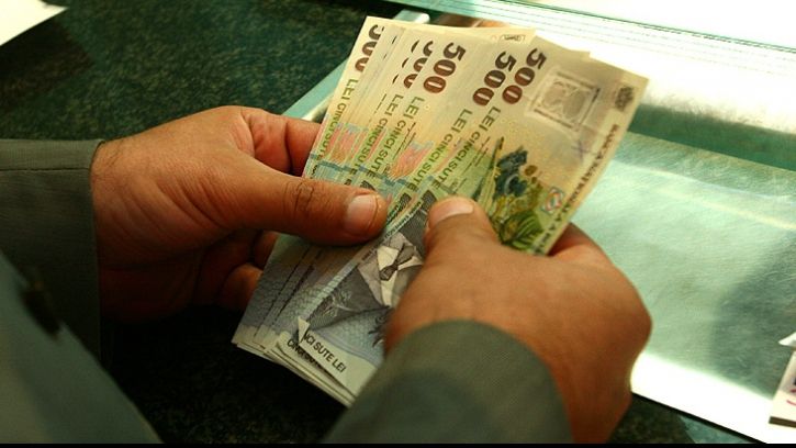 Românii care nu şi-au achitat taxele şi impozitele au rămas fără ajutoare sociale 