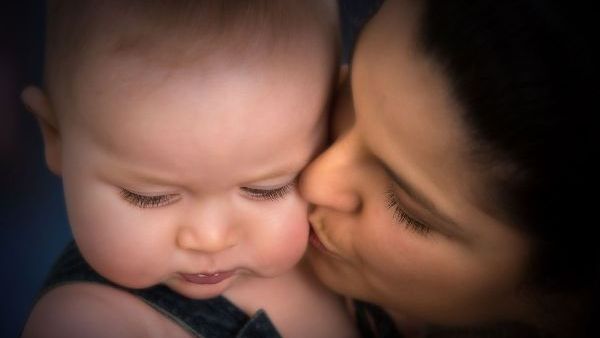 Senatorii au plafonat indemnizaţiile mamelor la 8 500 de RON. Deputaţii, vot final