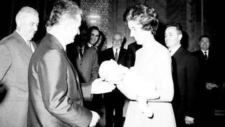 Sistemul de pensii ar putea intra în colaps. Începe pensioarea "decrețeilor"