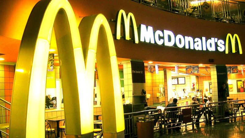 A dat în judecată McDonalds pentru că a primit un singur şerveţel