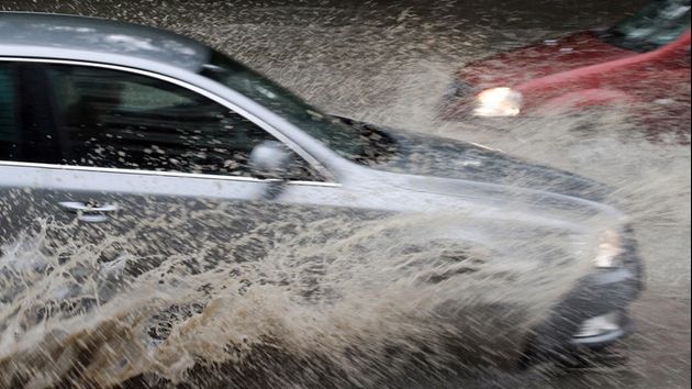 Pasajul Unirii din Capitală a fost inundat în urma furtunii și închis circulaţiei rutiere