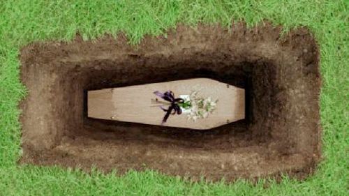 Atenţie români! NU mai faceţi asta la ÎNMORMÂNTĂRI! Obiceiul este PĂGÂN!