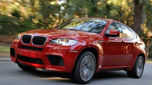 Un adevărat parc auto găsit de polițiști în curtea unui grup de samsari. 121 de mașini, „pregătite” de vânzare au fost confiscate VIDEO