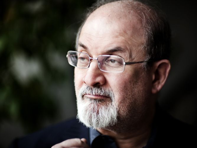 Scriitorul Salman Rushdie și-a revenit după operație și poate vorbi. Are multiple răni prin înjunghiere și poate pierde un ochi