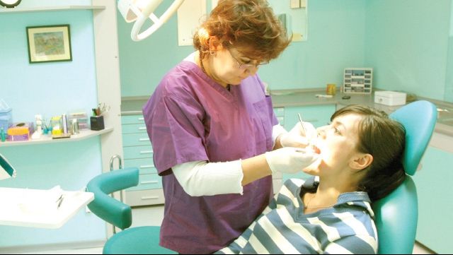 Trei obiceiuri care ne distrug dinţii