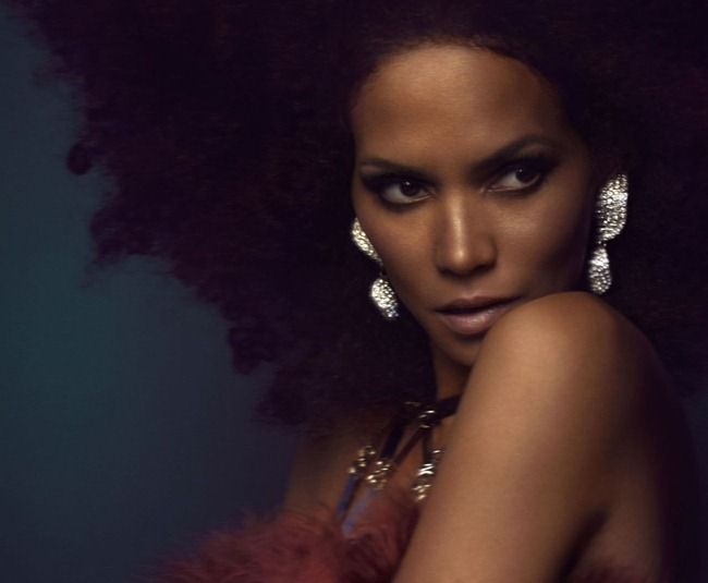 Ce a făcut Halle Bery cu rochia pe care a purtat-o la ceremonia Premiilor Oscar(VIDEO INCENDIAR)