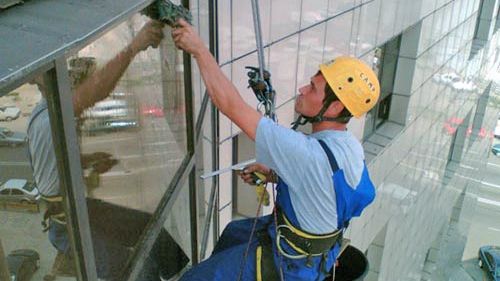 Un alpinist utilitar a MURIT după ce a căzut de la etajul 6 al unei clădirii din Capitală, în timp ce spăla geamurile. Poliția a demarat o anchetă