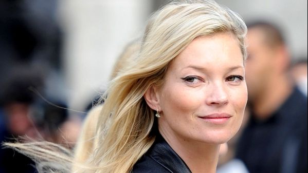 Cum să călătoreşti cu avionul low cost ca un supermodel. Kate Moss, dată jos din aeronavă cu poliţia